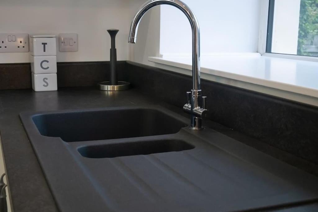 Central 2 Bedroom Luxury Home Close To River Ness Inverness Zewnętrze zdjęcie