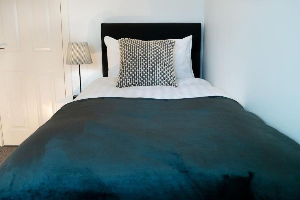 Central 2 Bedroom Luxury Home Close To River Ness Inverness Zewnętrze zdjęcie