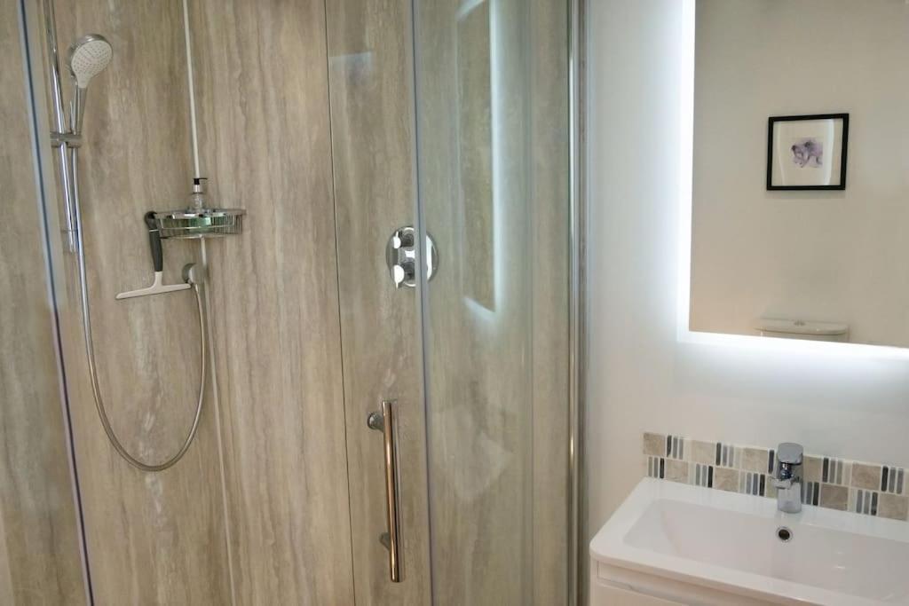 Central 2 Bedroom Luxury Home Close To River Ness Inverness Zewnętrze zdjęcie