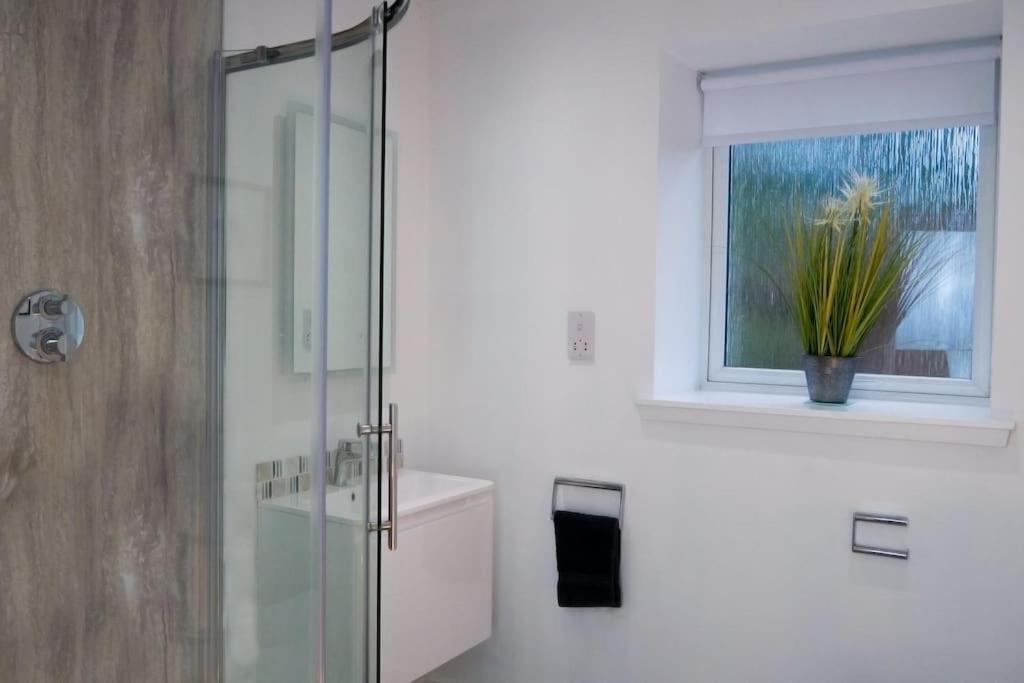 Central 2 Bedroom Luxury Home Close To River Ness Inverness Zewnętrze zdjęcie