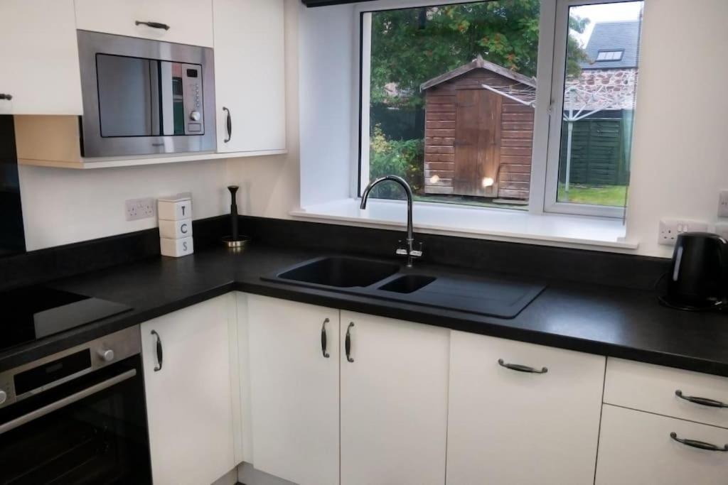 Central 2 Bedroom Luxury Home Close To River Ness Inverness Zewnętrze zdjęcie
