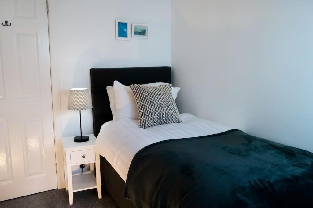 Central 2 Bedroom Luxury Home Close To River Ness Inverness Zewnętrze zdjęcie